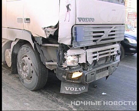 Крупное ДТП в Екатеринбурге: около «Карнавала» столкнулись четыре автомобиля. «Пострадавших из искореженной машины смогли достать только спасатели МЧС» 